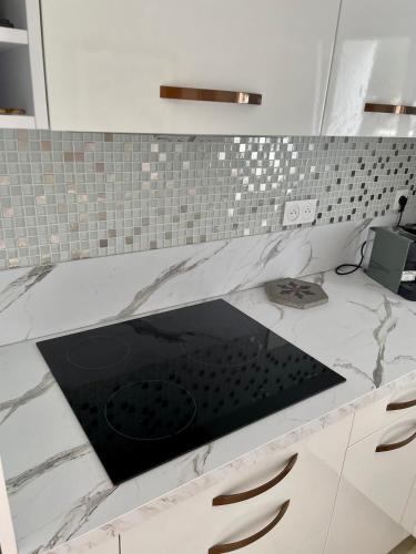 a bathroom with a black and white counter top at Appartement 2 ch Anglet Biarritz in Anglet