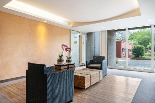 a living room with a chair and a table at Ferienwohnung 'Segelyachten-Perle' in Strande