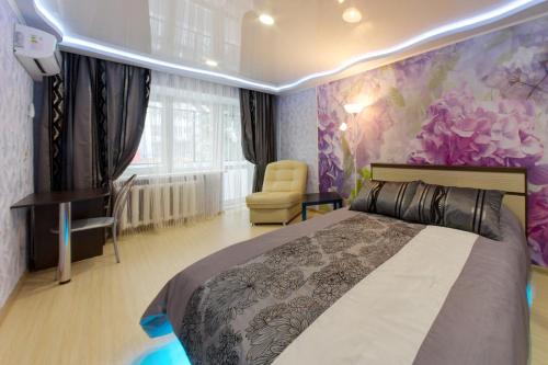 チェリャビンスクにあるInnHome Apartments Plekhanova Street 14のベッドルーム1室(ベッド1台、椅子付)