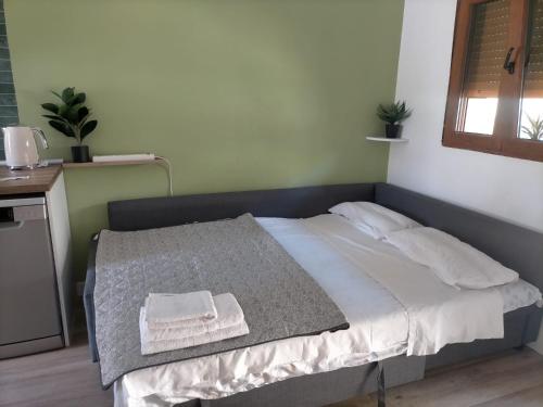 Ένα ή περισσότερα κρεβάτια σε δωμάτιο στο Robledo de Chavela plaza 1B, con gran terraza, perfecta ubicación