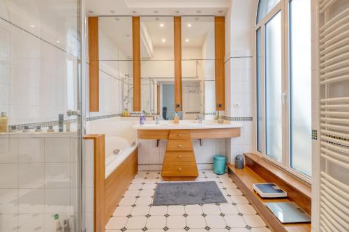 Bilik mandi di Villa Corbière - Piscine Privée