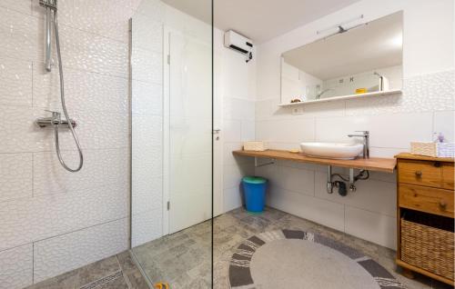 2 Bedroom Cozy Apartment In Zadar