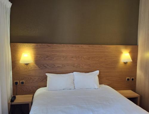 Ένα ή περισσότερα κρεβάτια σε δωμάτιο στο Hôtel Tour Maje