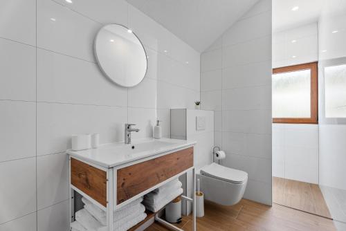 un bagno bianco con lavandino e WC di Villa Paladium a Trogir