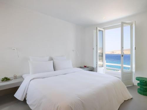 Ένα ή περισσότερα κρεβάτια σε δωμάτιο στο Mykonos Lolita, A Grecotel Resort to Live