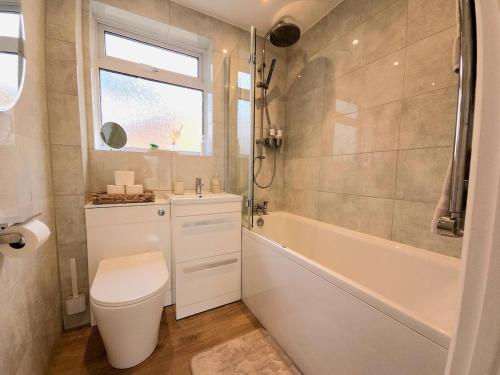 Ένα μπάνιο στο 3BR - Luxury Home Away From Home - Contractor Digs - Near LGW Airport