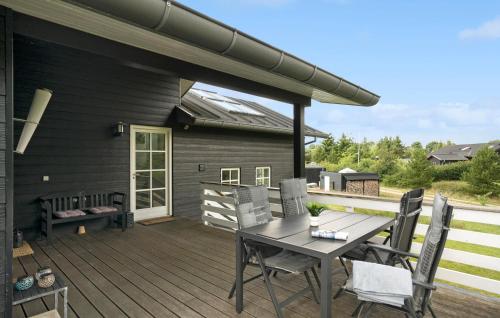 Balkoni atau teres di Beautiful Home In Ejstrupholm With Wifi