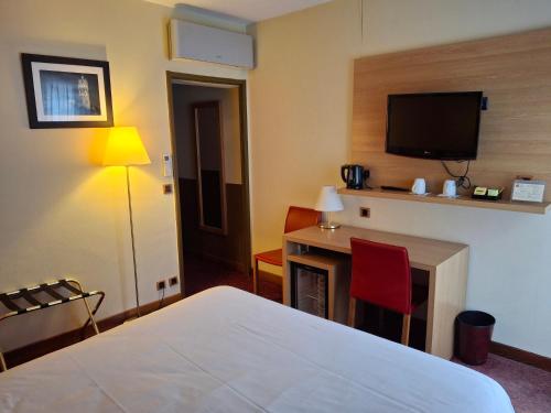 Ένα ή περισσότερα κρεβάτια σε δωμάτιο στο Hôtel Tour Maje