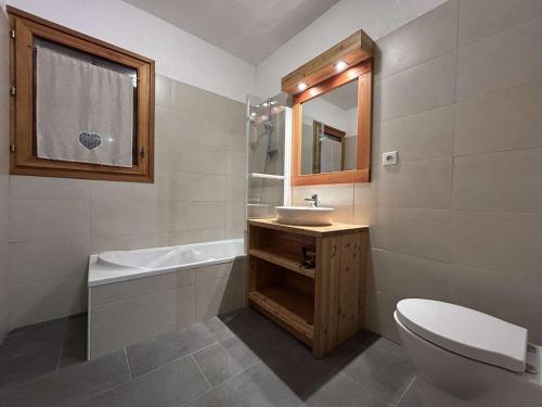 une salle de bain avec toilettes, lavabo et baignoire dans l'établissement Appartement Ski aux Pieds, 6 Pers, Montgenèvre – Terrasse et Confort - FR-1-330D-67, à Montgenèvre