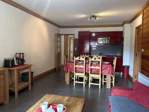 une cuisine et une salle à manger avec une table et des chaises dans l'établissement Appartement Ski aux Pieds, 6 Pers, Montgenèvre – Terrasse et Confort - FR-1-330D-67, à Montgenèvre