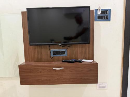 Una televisión o centro de entretenimiento en Hotel Zaza Jaisalmer