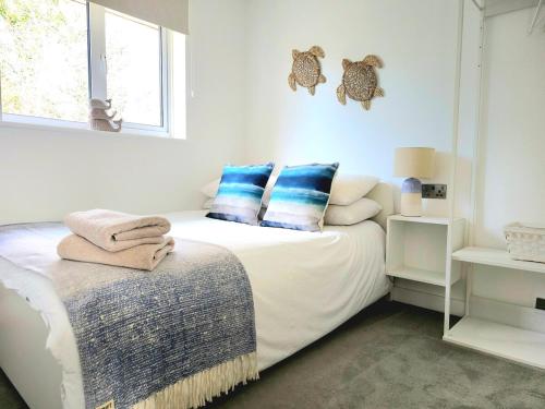 Ένα ή περισσότερα κρεβάτια σε δωμάτιο στο 3BR - Luxury Home Away From Home - Contractor Digs - Near LGW Airport