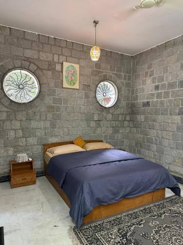 Ένα ή περισσότερα κρεβάτια σε δωμάτιο στο 1 room in a Bungalow with Lounge area,Kitchenette & terrace in Ulsoor
