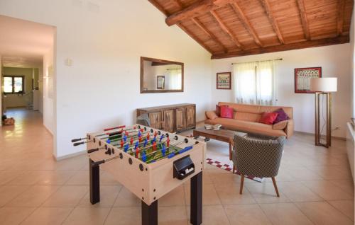 sala de estar con futbolín en Gorgeous Home In Casperia, en Casperia