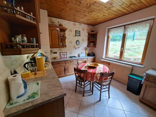 une cuisine avec une table et des chaises dans l'établissement BELLE VUE F3 4 to 6 people, à Sainte-Marie-aux-Mines