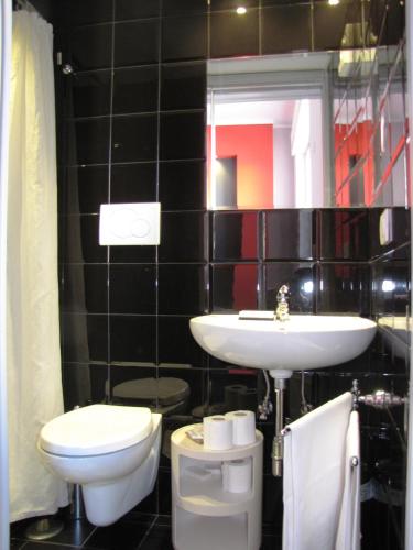 Ένα μπάνιο στο Sorrento Apartments