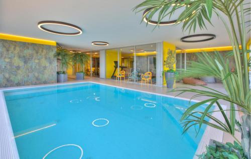 una gran piscina en una habitación con plantas en Cozy Apartment In Rogasovci With Sauna, en Rogašovci