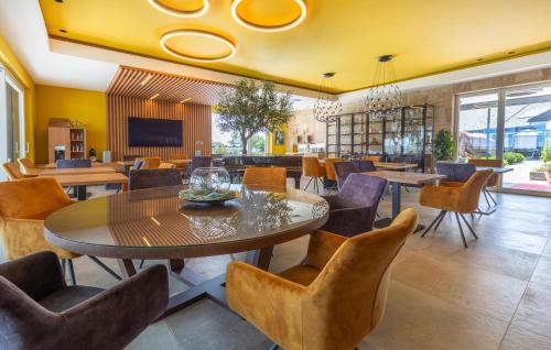 Un comedor con mesa y sillas en Cozy Apartment In Rogasovci With Sauna, en Rogašovci