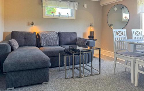 Χώρος καθιστικού στο 1 Bedroom Nice Apartment In Aneby