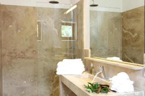 Et badeværelse på 5-Star Elegance Awaits: Mallorca Villa 1008