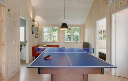 Gorgeous Home In Dannemare With Saunaの敷地内または近くにある卓球施設