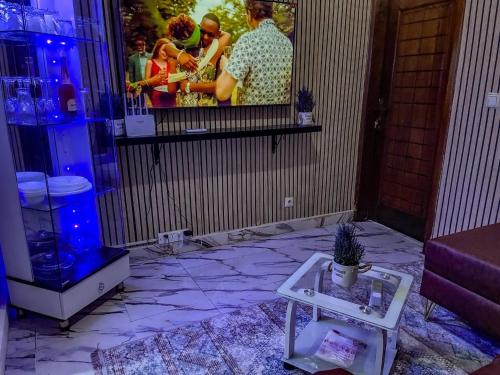 Μια τηλεόραση ή/και κέντρο ψυχαγωγίας στο Charming Kinshasa Apartment in Gombe - Entire House for Rent