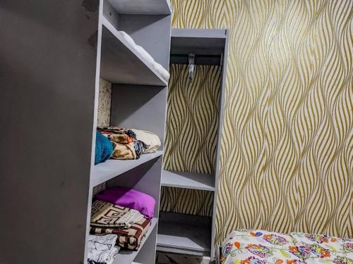 Ένα ή περισσότερα κρεβάτια σε δωμάτιο στο Charming Kinshasa Apartment in Gombe - Entire House for Rent