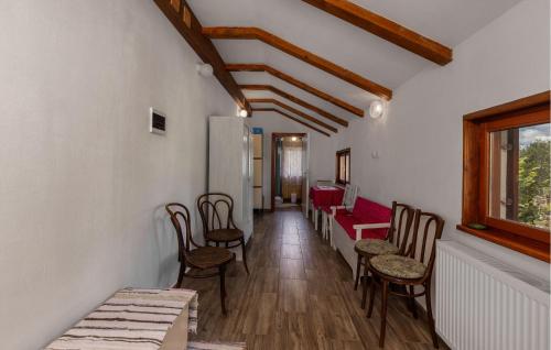 Ruang duduk di Gorgeous Home In Ravna Gora With Wifi