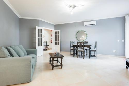 Posezení v ubytování Modern 2BR Quarteira Apartment