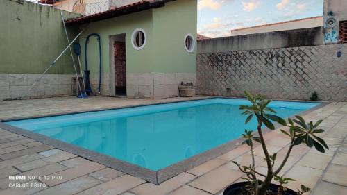 Bazén v ubytování Casa no centro de Araruama com piscina nebo v jeho okolí