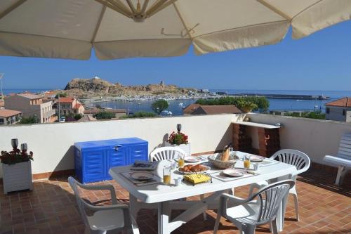 Face aux îles terrasse et parking