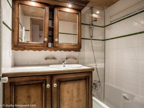 Et badeværelse på Appartement 4 pièces avec balcon, piscine et vue pistes, pour 6 pers. à Arc 1800 - FR-1-352-38