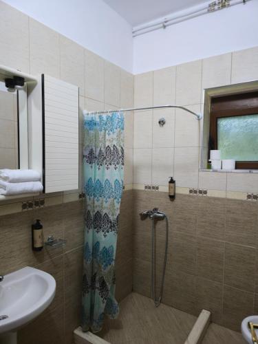 Bilik mandi di Villa Llanaj