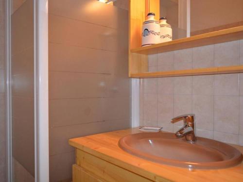 une salle de bain avec un lavabo et un miroir dans l'établissement Appart. cosy 2 pièces, 6 pers, terrasse, garage, proche pistes - Le Grand-Bornand - FR-1-241-25, au Grand-Bornand