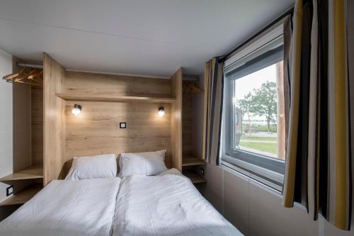 Postel nebo postele na pokoji v ubytování Vakantiepark Eiland van Maurik