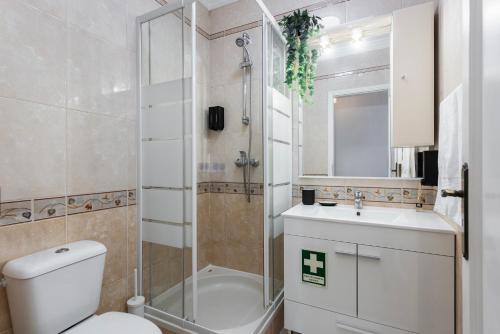 Koupelna v ubytování Modern 2BR Quarteira Apartment