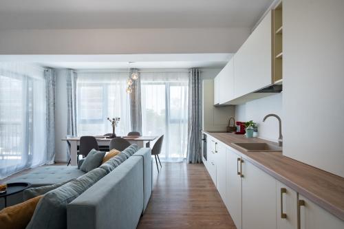 Khu vực ghế ngồi tại Northside Luxe 2BR