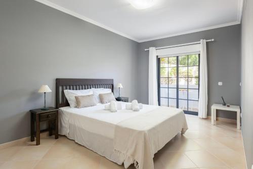 Postel nebo postele na pokoji v ubytování Modern 2BR Quarteira Apartment