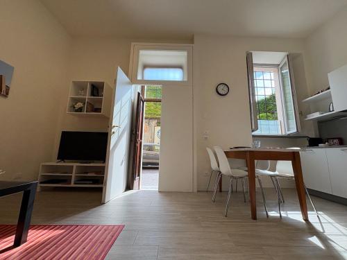 TV a/nebo společenská místnost v ubytování Arte, Business e Relax nel cuore di Piacenza