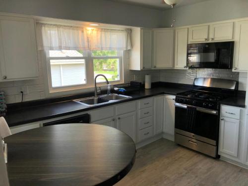 eine Küche mit einem Waschbecken und einem Tisch darin in der Unterkunft Suite 39 North in Lebanon