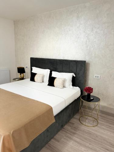 En eller flere senge i et værelse på Apartament regim hotelier