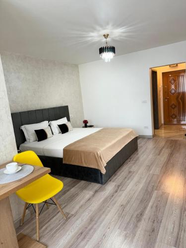 En eller flere senge i et værelse på Apartament regim hotelier