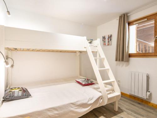 Les Grizzlis N 24 - 2P5 في سانت سورلين دوارفيز: سرير بطابقين في غرفة مع سلم