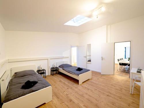 a bedroom with a bed and a desk in a room at Monteurwohnung-in-Villa-8-Betten-WLAN-TV-Einbaukueche-Ahrensburg-Zentrum-Naehe-Hamburg-OD06a in Ahrensburg