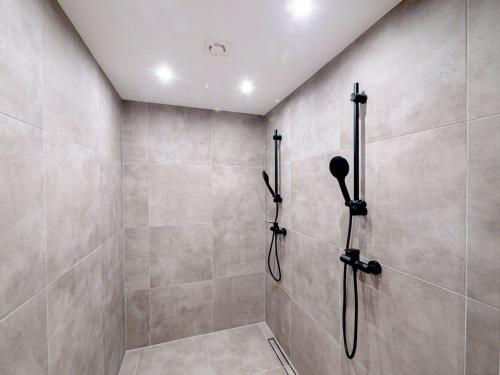 a bathroom with a shower with a shower head at Monteurwohnung-in-Villa-8-Betten-WLAN-TV-Einbaukueche-Ahrensburg-Zentrum-Naehe-Hamburg-OD06a in Ahrensburg