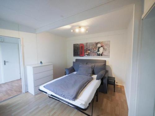 Letto o letti in una camera di Monteurwohnung-mit-Terrasse-fuer-7-Personen-WLAN-TV-Kueche-Ahrensburg-Naehe-Hamburg-OD06c