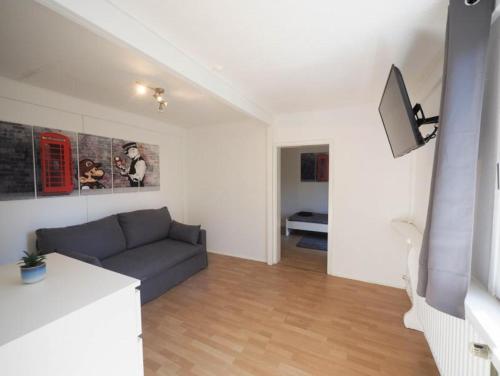 TV o dispositivi per l'intrattenimento presso Monteurwohnung-mit-Terrasse-fuer-7-Personen-WLAN-TV-Kueche-Ahrensburg-Naehe-Hamburg-OD06c