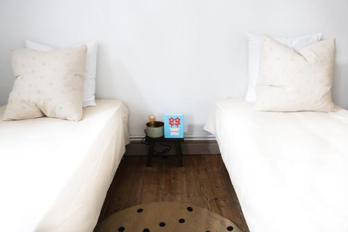two beds sitting next to each other in a room at Maison Arbane, où les souvenirs se créent in Dormans