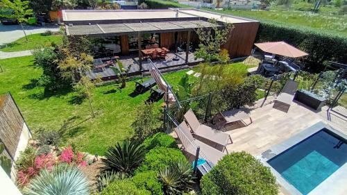 une vue aérienne d'une maison avec piscine dans l'établissement Maison de vacances avec piscine proche mer et montagne, à Ghisonaccia