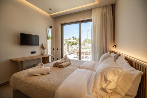 Un dormitorio con una cama grande con toallas. en Villa Zen Hephaistos by PosarelliVillas, en Asprouliánoi